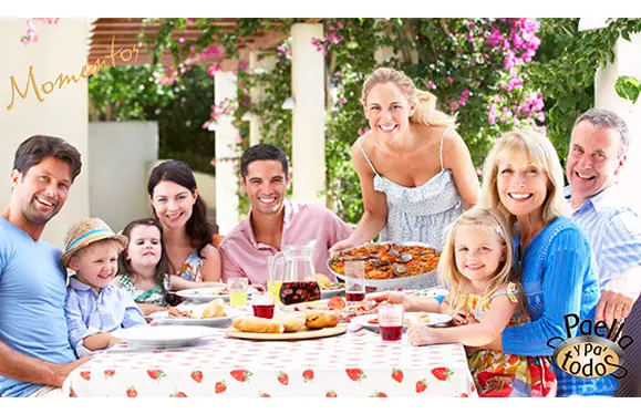 Familia compartiendo una paella
